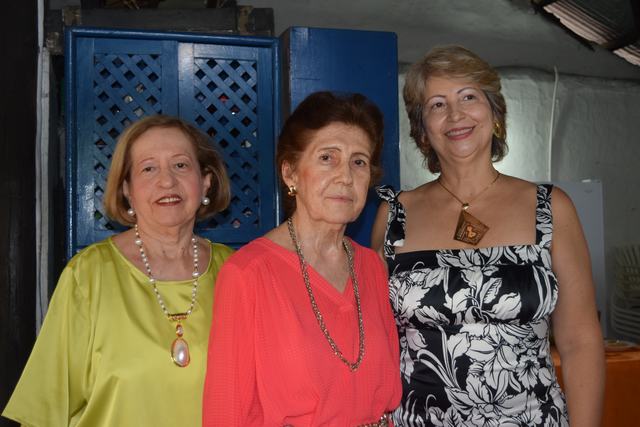Isabel de Escandón,  Sonia de González y Nubia Monje.